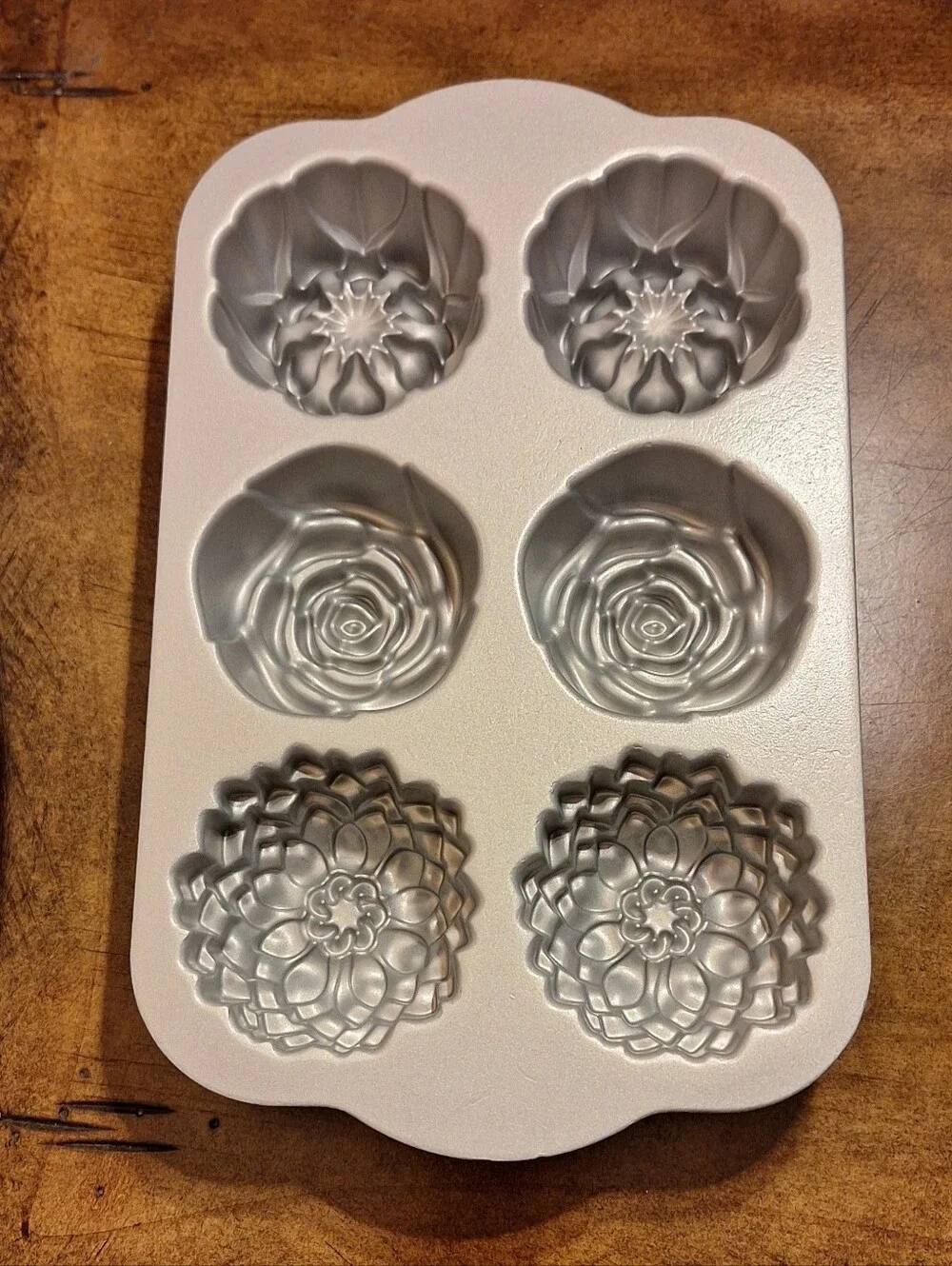 Pioneer Woman Silver/Gold Floral 6-Cavity Cakelet Pan